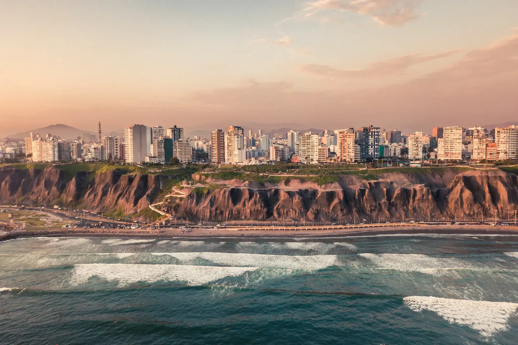 Acantilados de Miraflores y la costa de Lima al atardecer